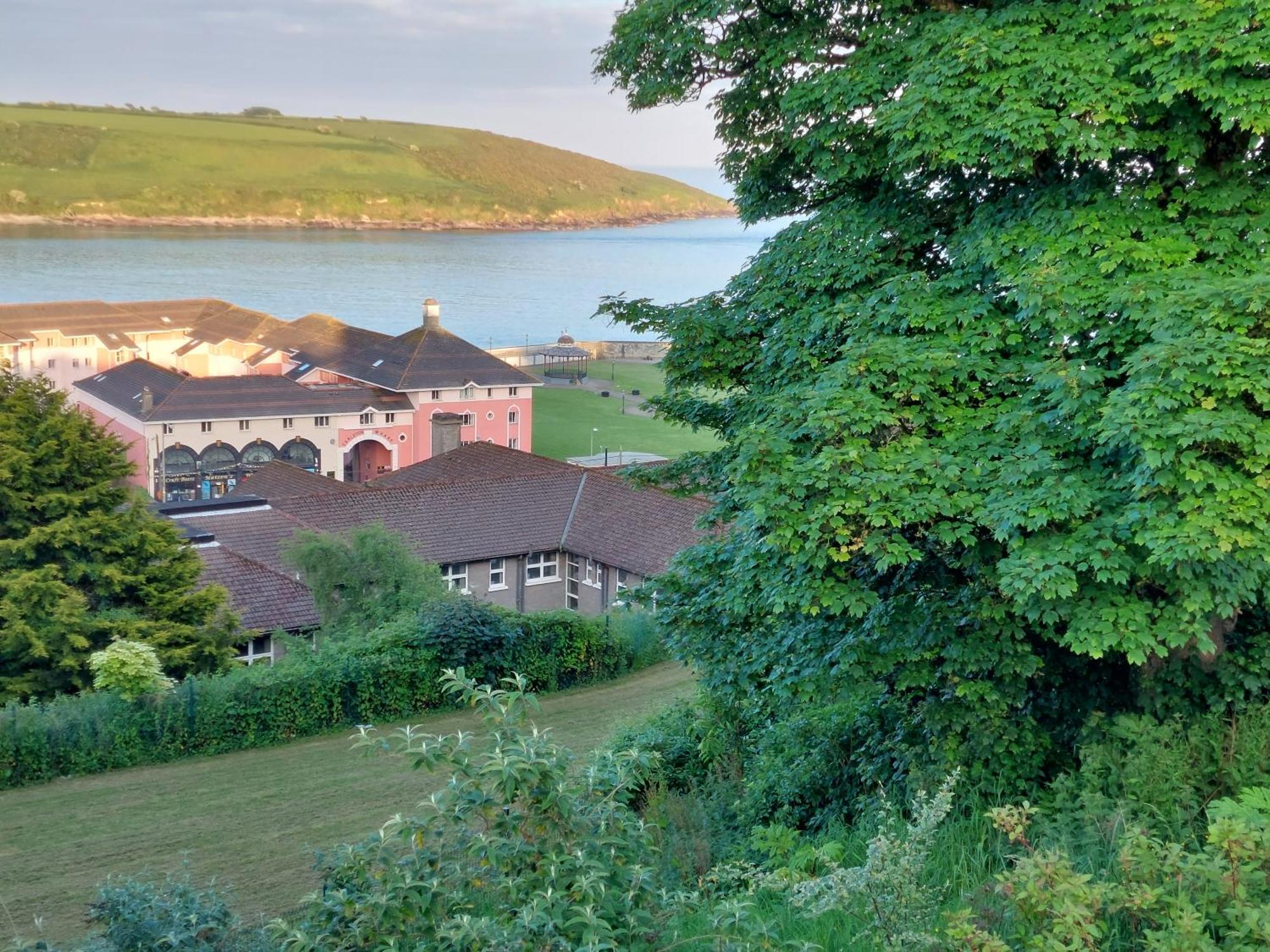Sea Whispers - My Charming Costal Retreat In Youghal Exteriör bild