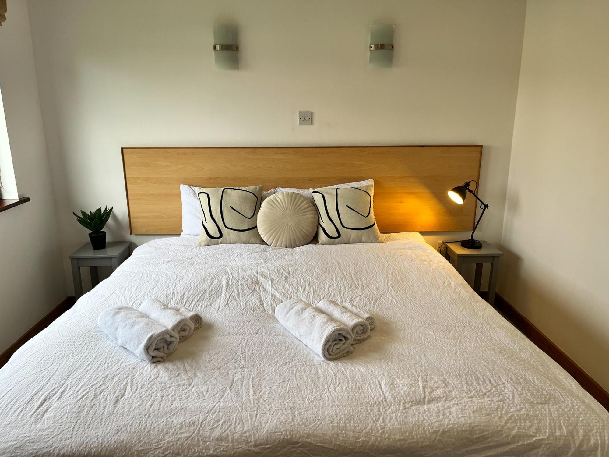 Sea Whispers - My Charming Costal Retreat In Youghal Exteriör bild